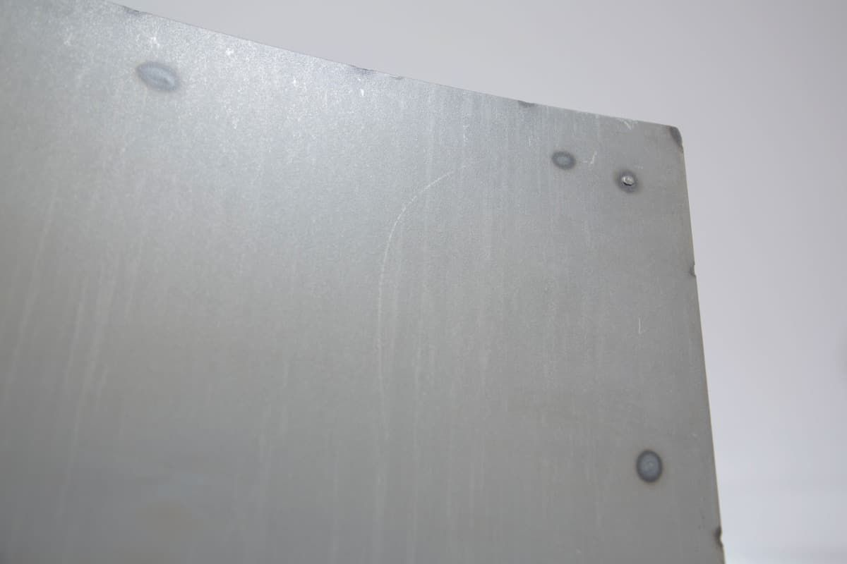 Un primer plano de un trozo de metal con agujeros.