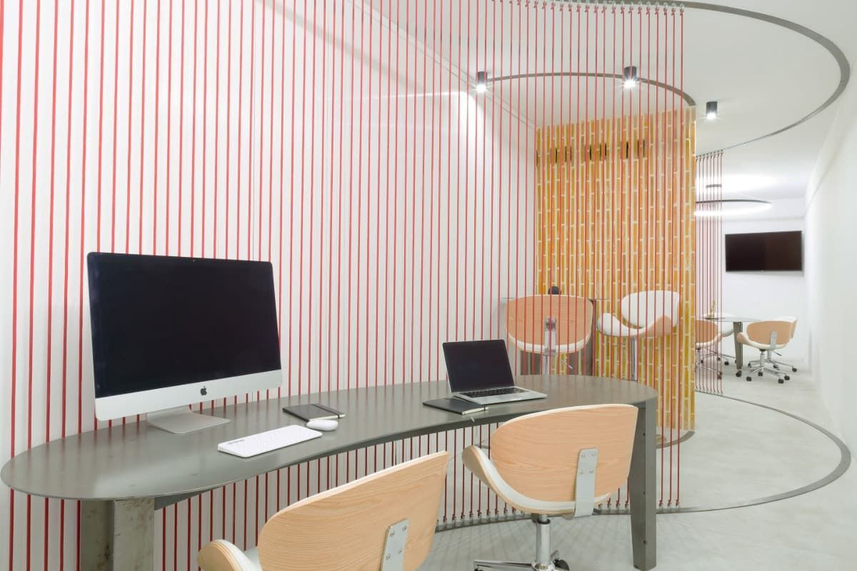 Un escritorio con una computadora y una portátil encima.