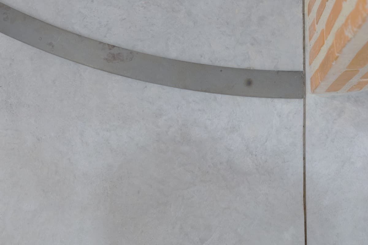 Un primer plano de un objeto metálico sobre una superficie de hormigón.