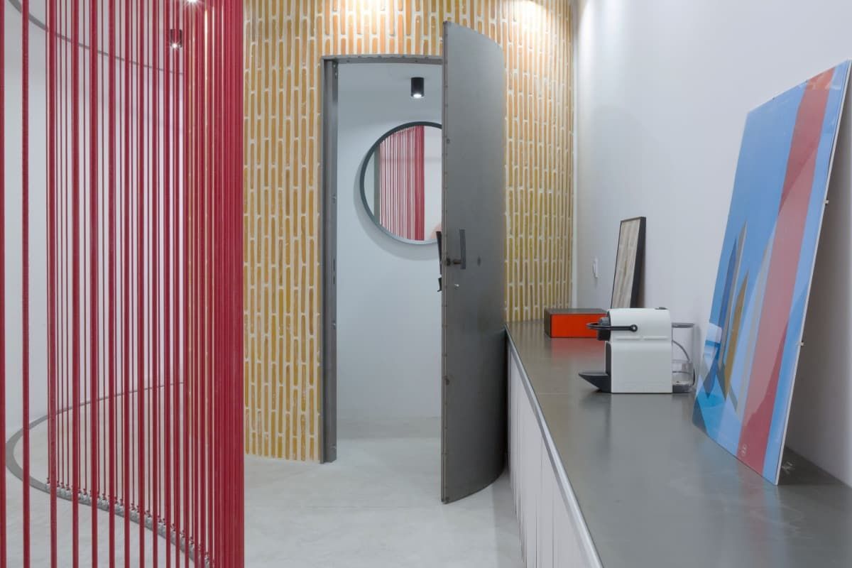 Una habitación con una puerta abierta y un cuadro en la pared.