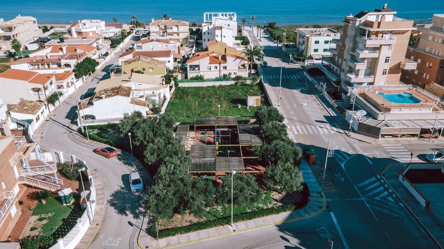 Una vista aérea de una zona residencial junto al océano.