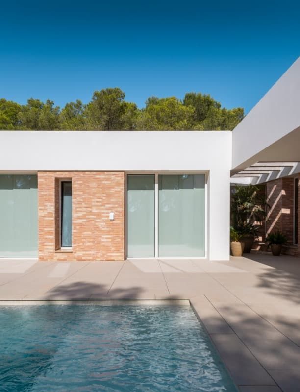 Una casa con piscina delante