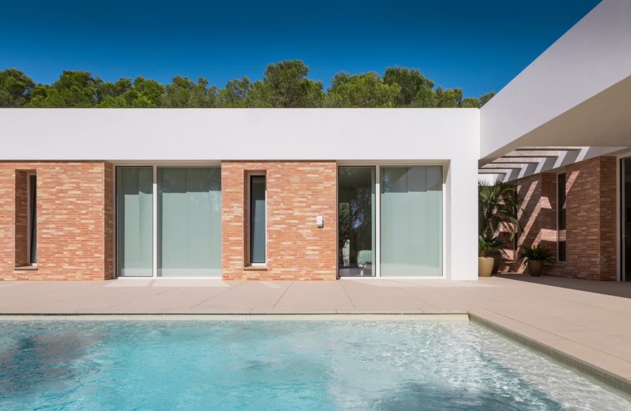 Una casa con piscina delante