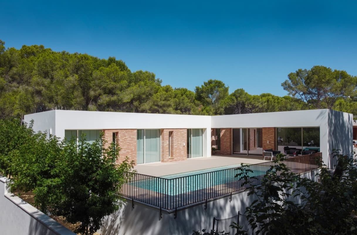 Una casa moderna con piscina en el patio trasero.
