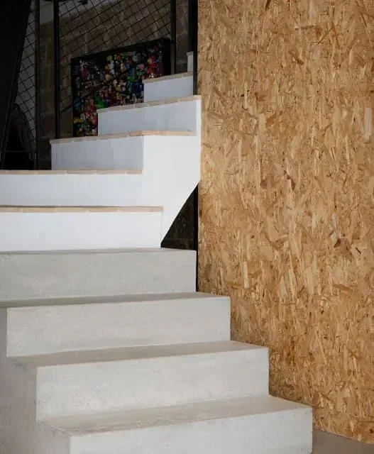 Un conjunto de escaleras que conducen a una pared de madera.