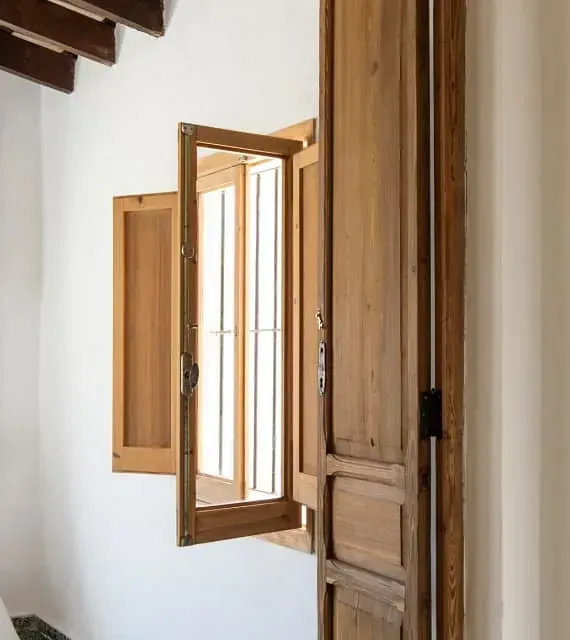 Una puerta de madera con una ventana detrás
