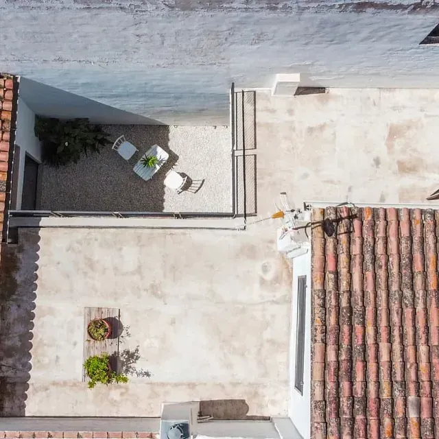 Una vista aérea de una azotea con una mesa y sillas.