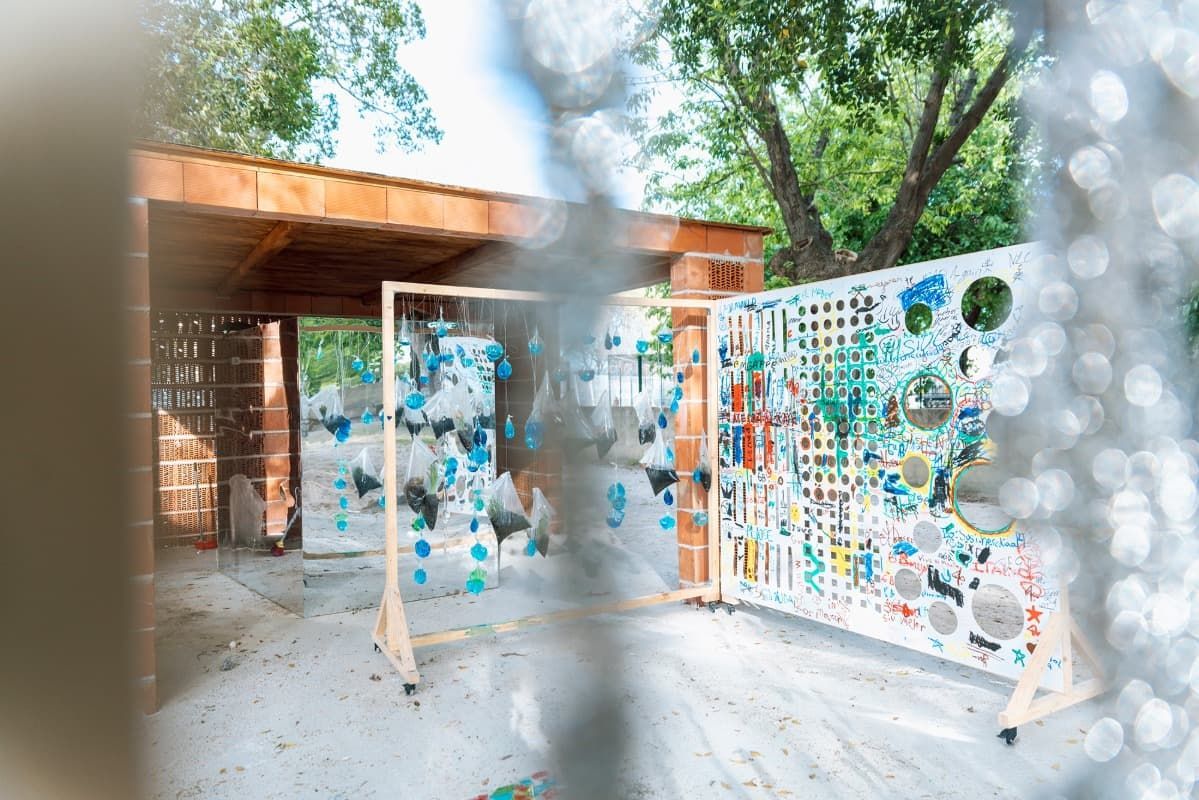 Un cuadro está colgado en una pared frente a una casa.