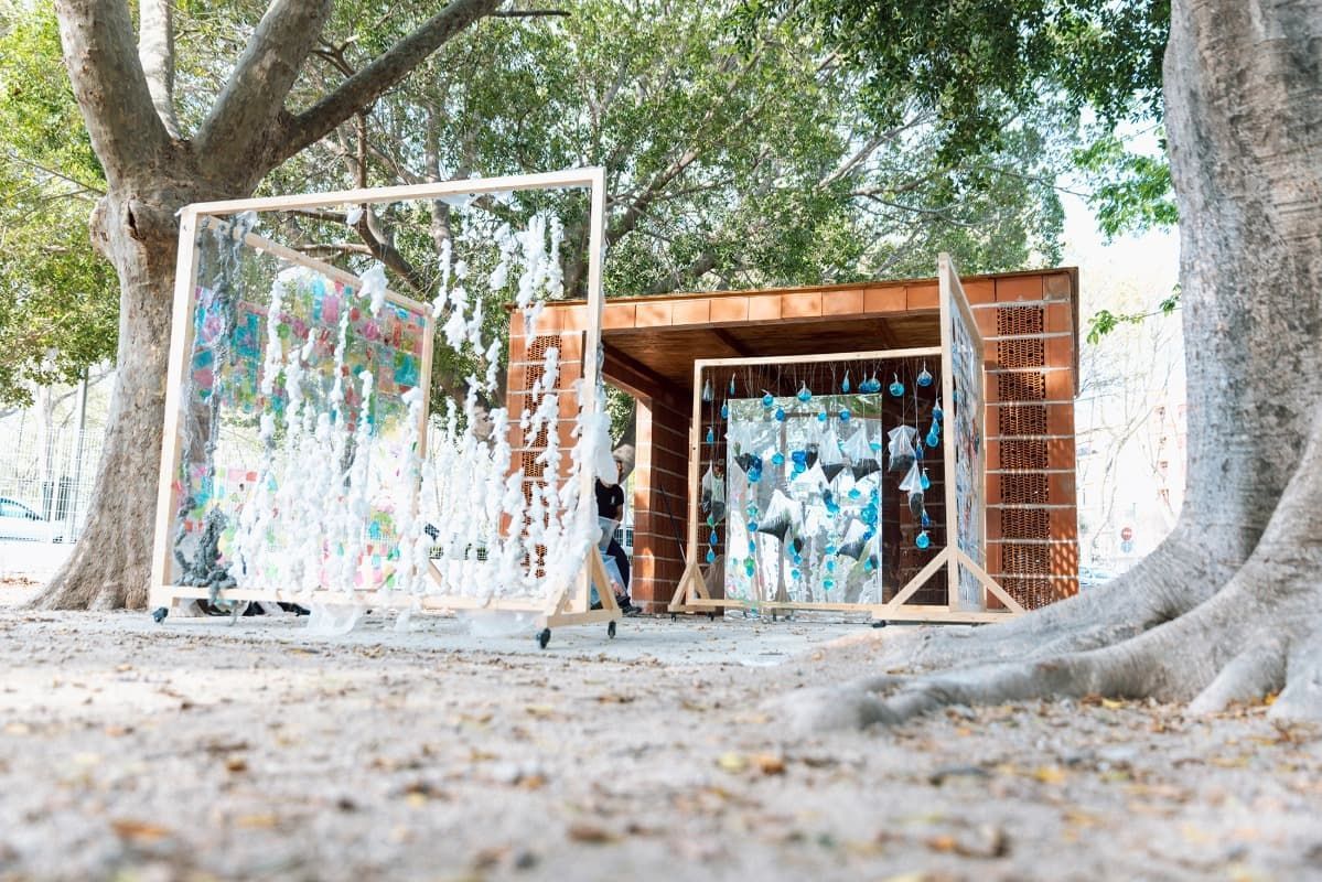 Un cuadro está colgado en una pared en un parque.