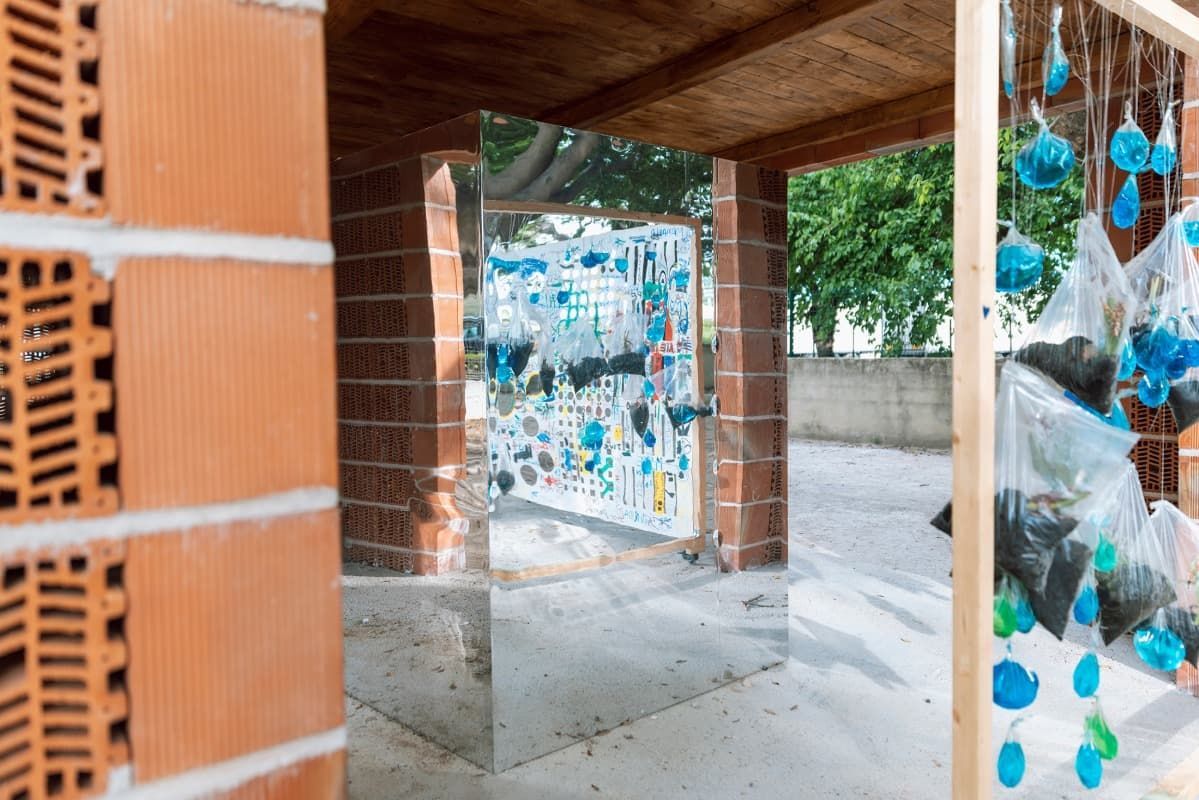 Una pared de ladrillos con un espejo en el medio.