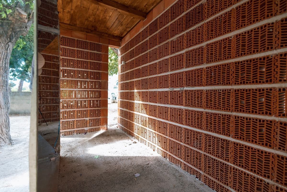 Una pared de ladrillos con muchos ladrillos encima