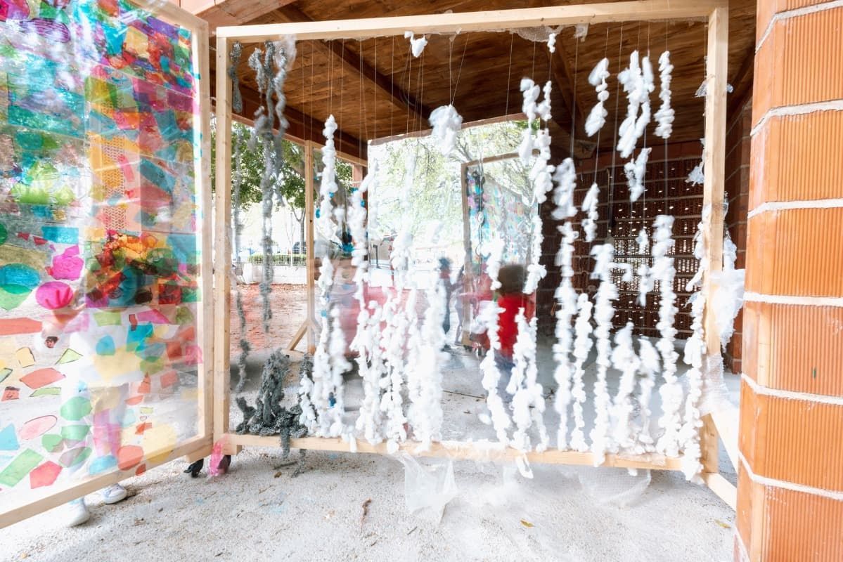 Un marco de madera con flores blancas colgando de él.