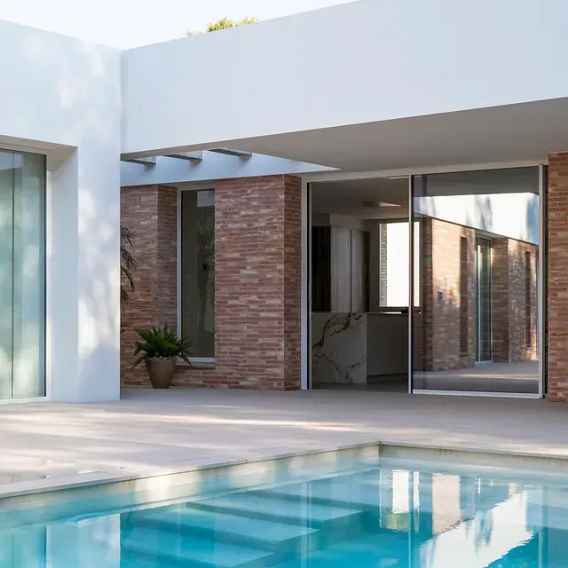 Una casa con piscina delante