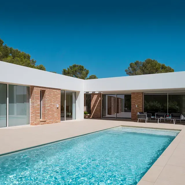 Una gran piscina frente a una casa
