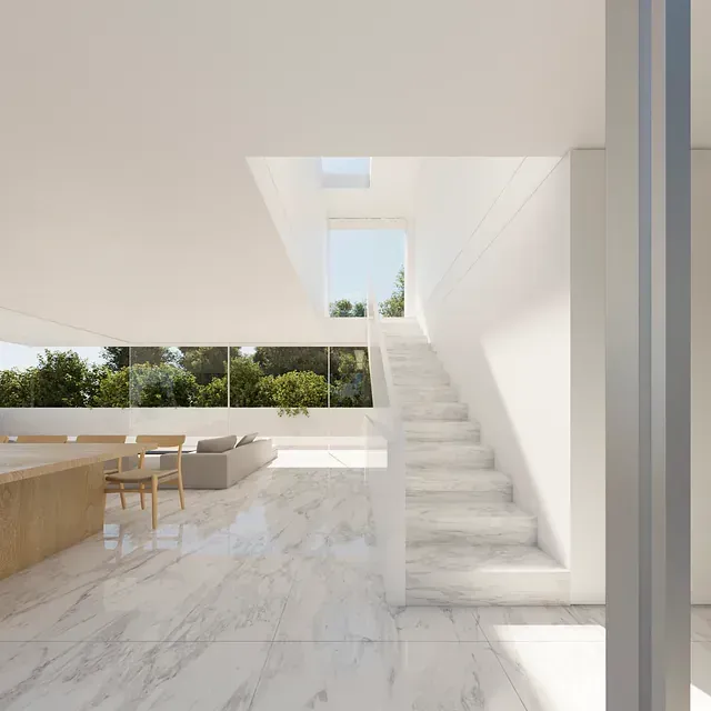 Hay una escalera que conduce al segundo piso de la casa.