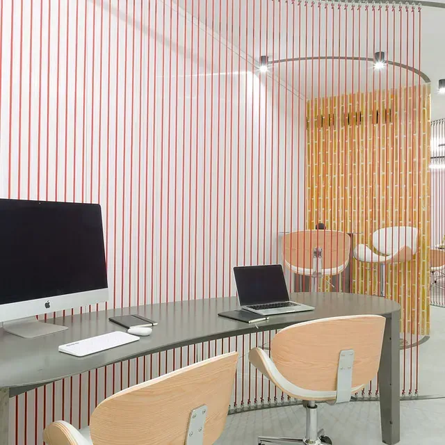 Un escritorio con una computadora y una portátil encima.