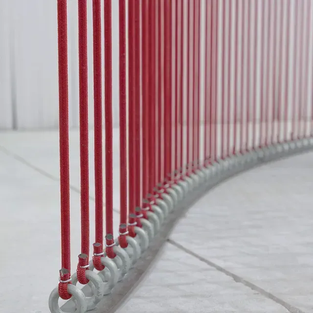 Un primer plano de una valla roja con un fondo blanco.