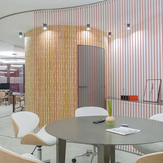 Un comedor con una mesa redonda y sillas.