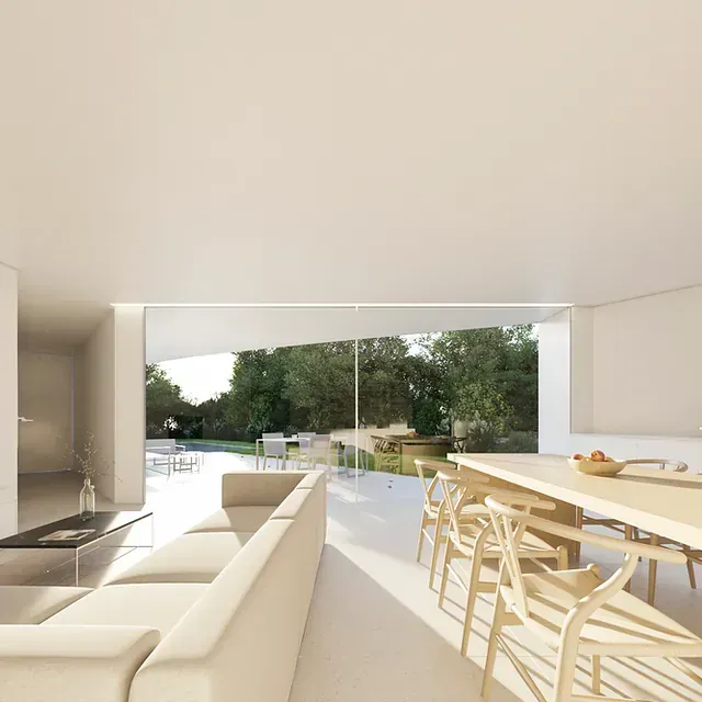 Una sala de estar con un sofá, una mesa y sillas.