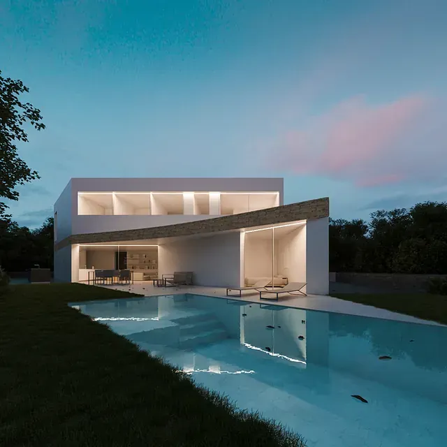 Una gran casa blanca con una piscina delante de ella.