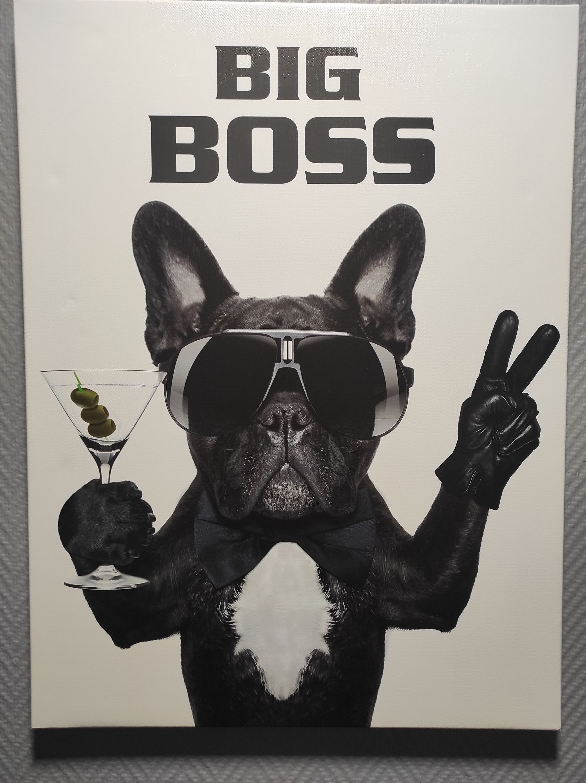 Schwarze französische Bulldogge mit Sonnenbrille und Handschuhen, die einen Martini hält und das Friedenszeichen zeigt. Text: „BIG BOSS“.