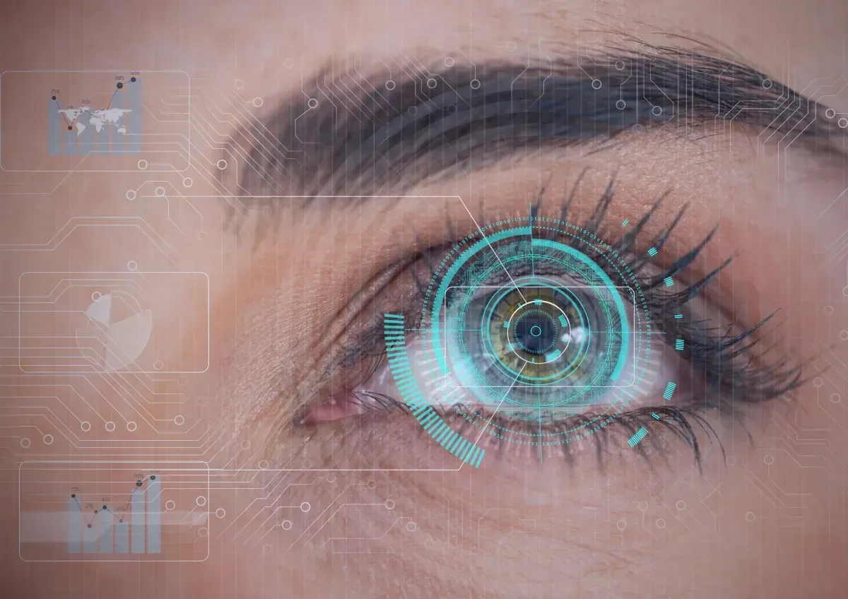 Primer plano del ojo con superposición digital, que muestra visualizaciones de datos en azul y blanco.