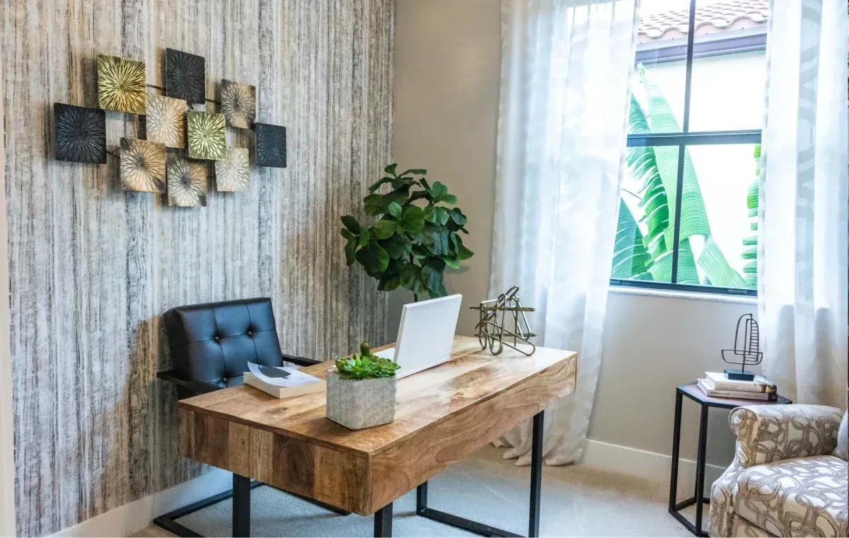 Despacho en casa con escritorio de madera,