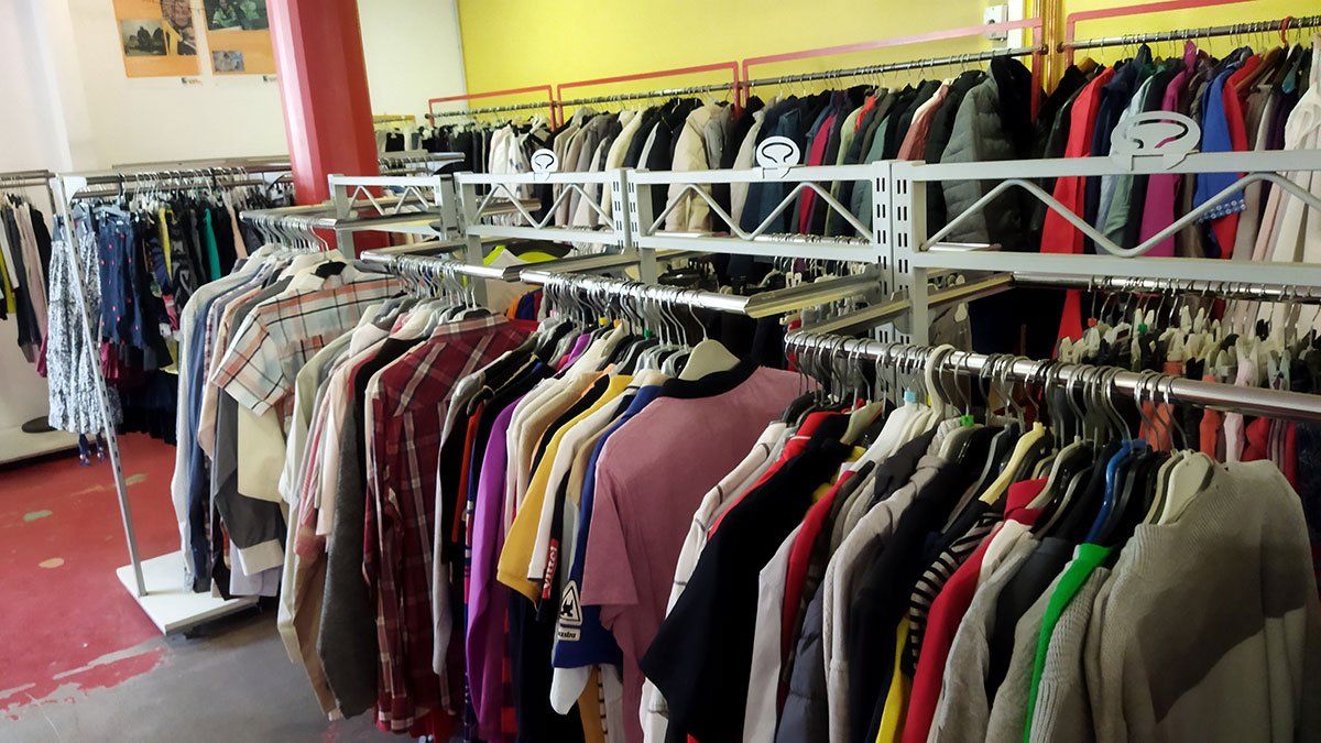 Espace vêtements au Emmaüs de Beaune