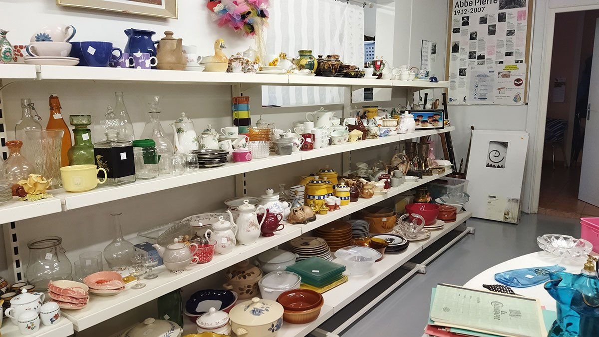 Etagère avec vaisselles au Emmaüs de Beaune