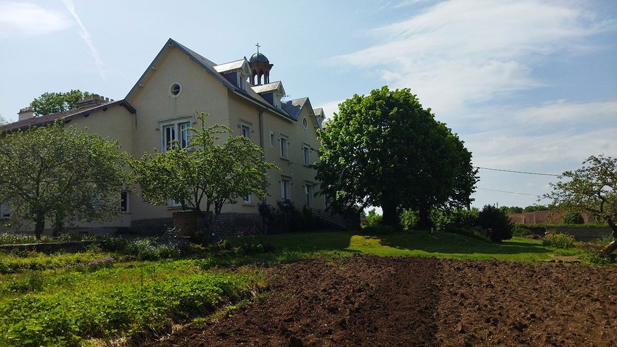 Focus sur un champs labouré devant le Emmaüs de Sainte-Sabine