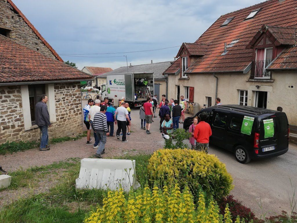 Camions et personnes faisait partie d'Emmaüs à Sasoge