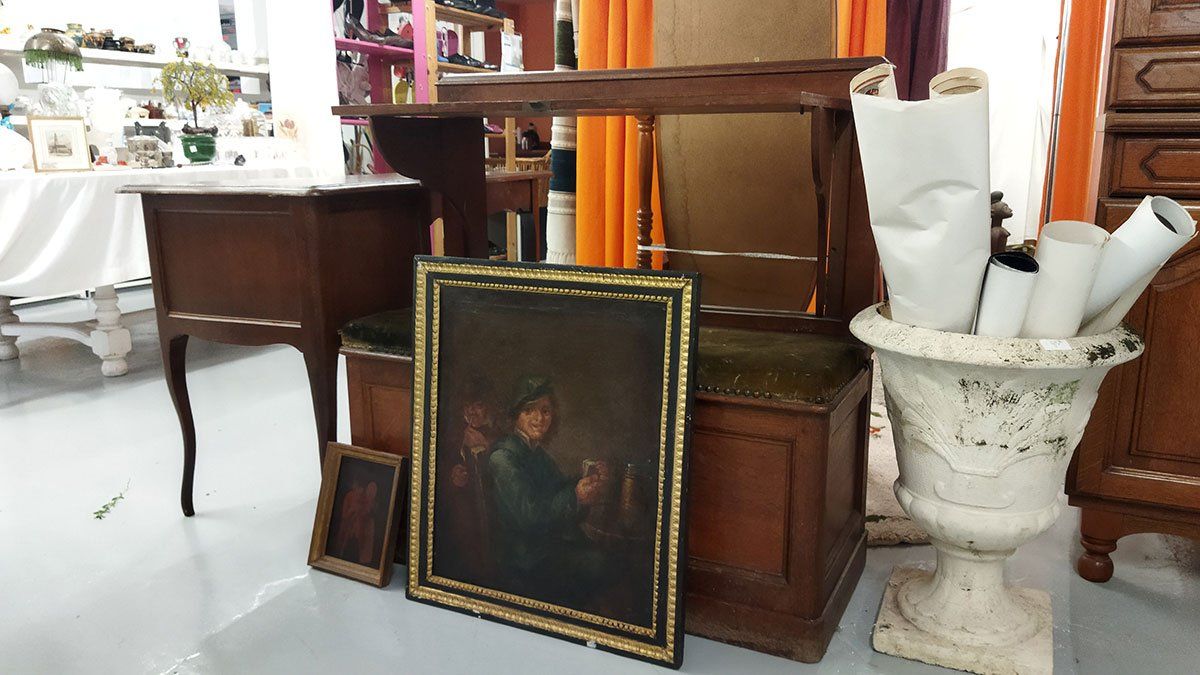 Mobilier et peinture au magasin Emmaüs de Beaune