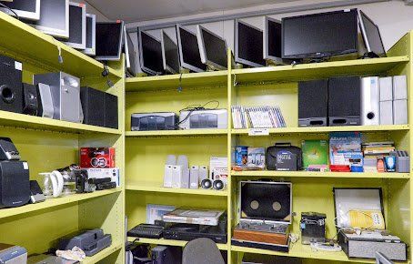 Objets multimédia sur étagères