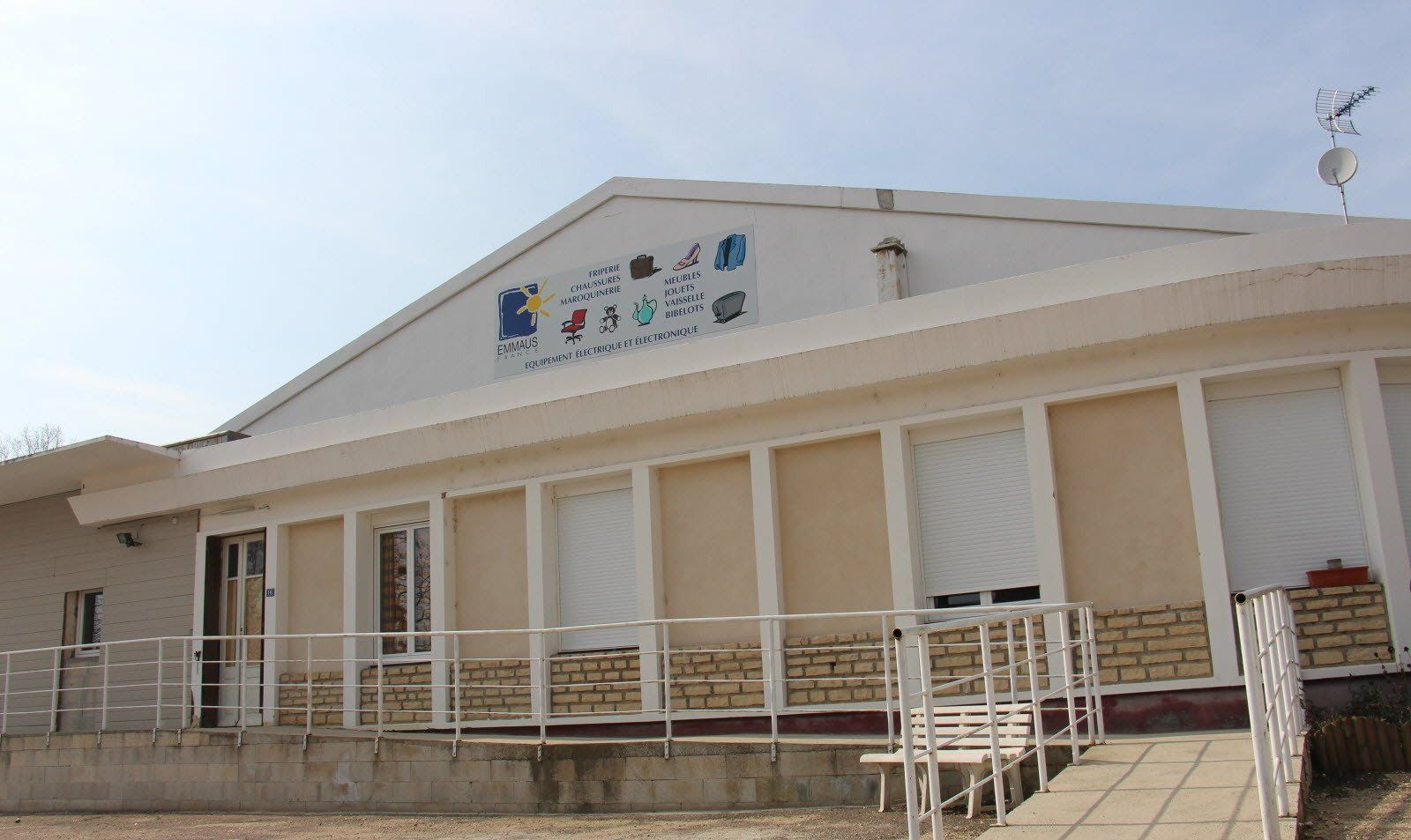 Devanture du local de Villers-les-Pots