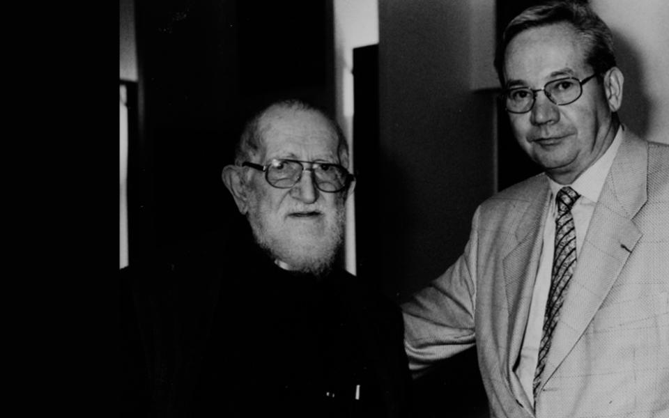 Photo de l'Abbé Pierre en compagnie d'un homme