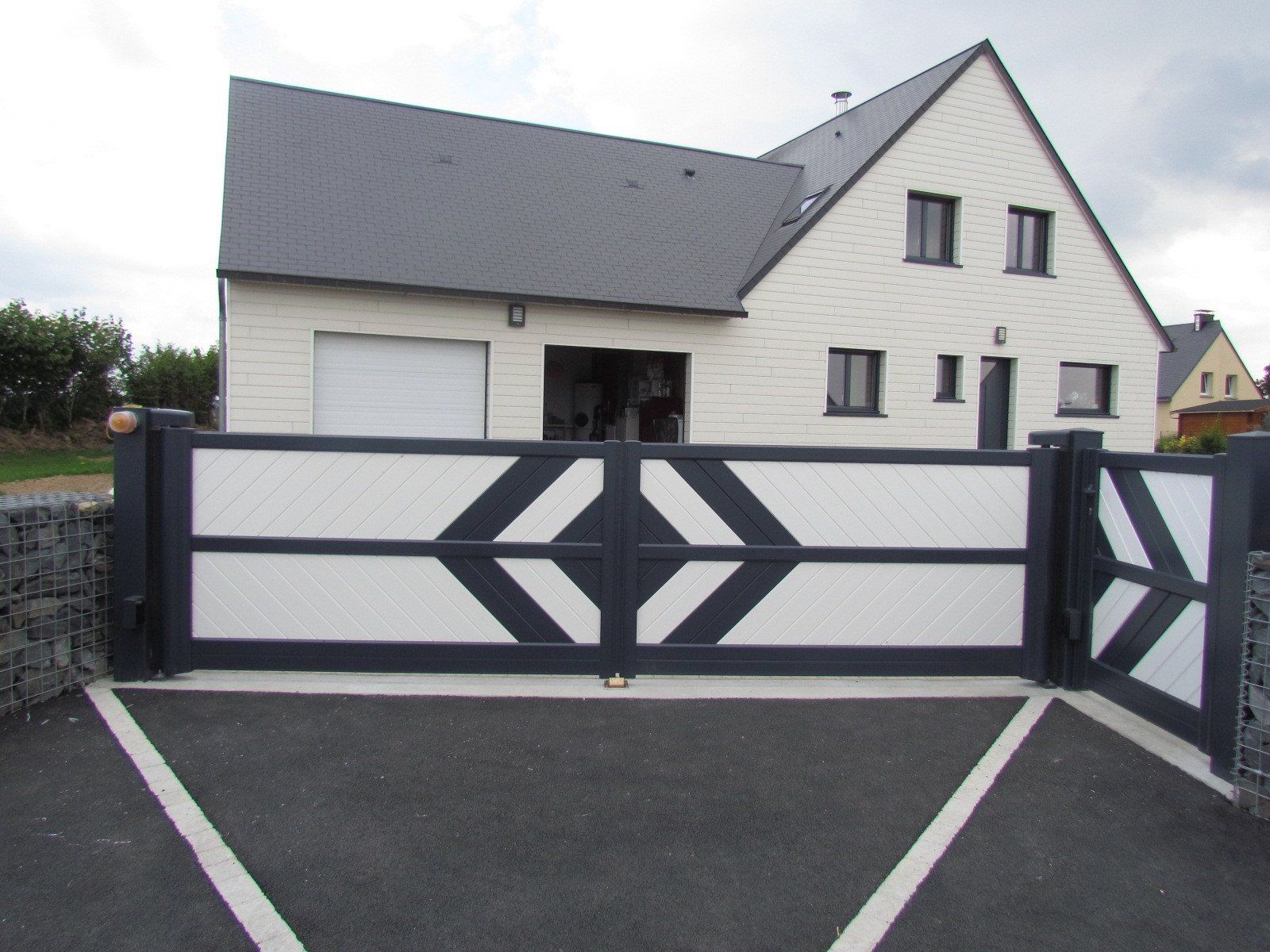 Portail noir et blanc