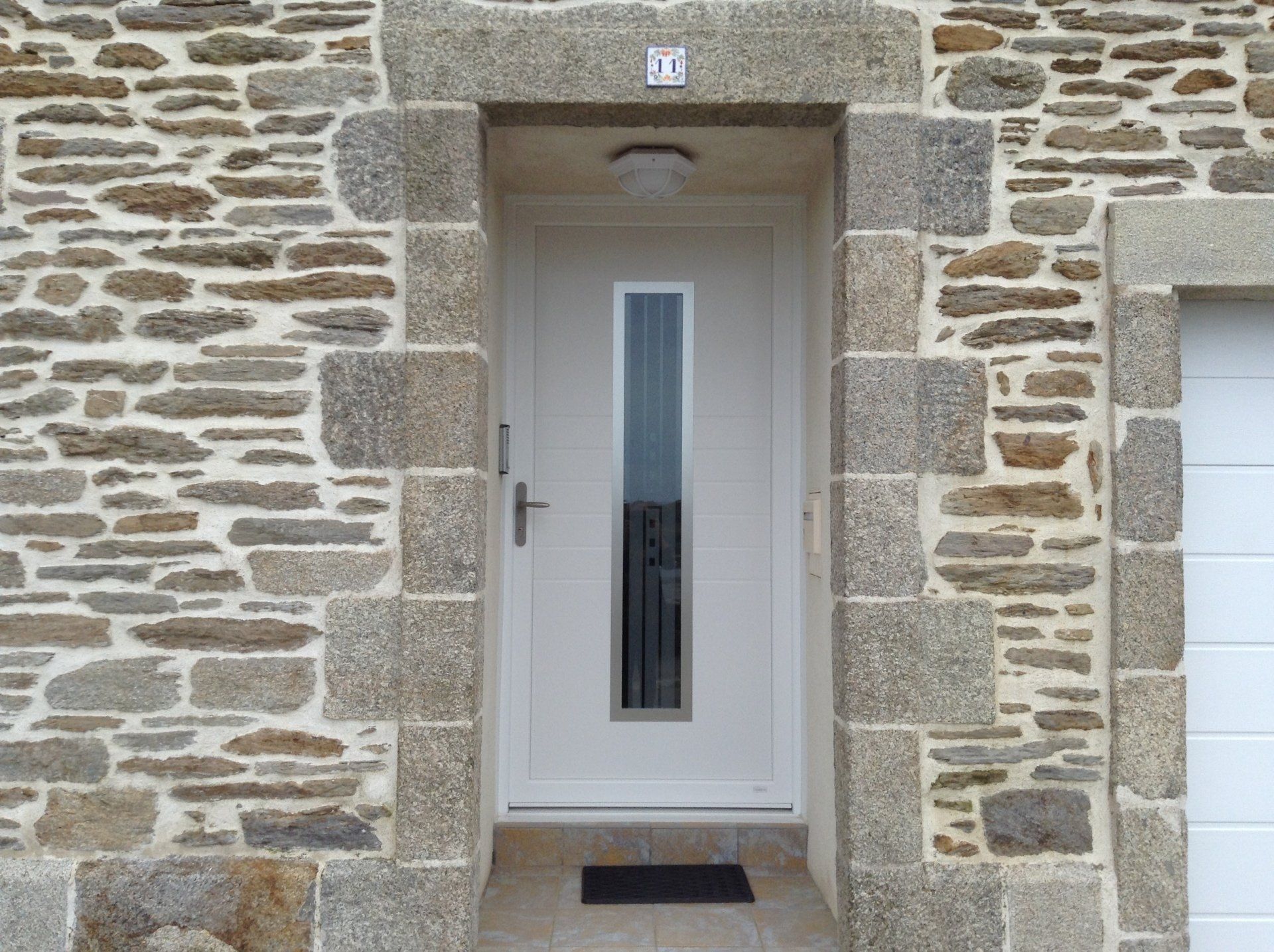 Porte d'entrée blanche