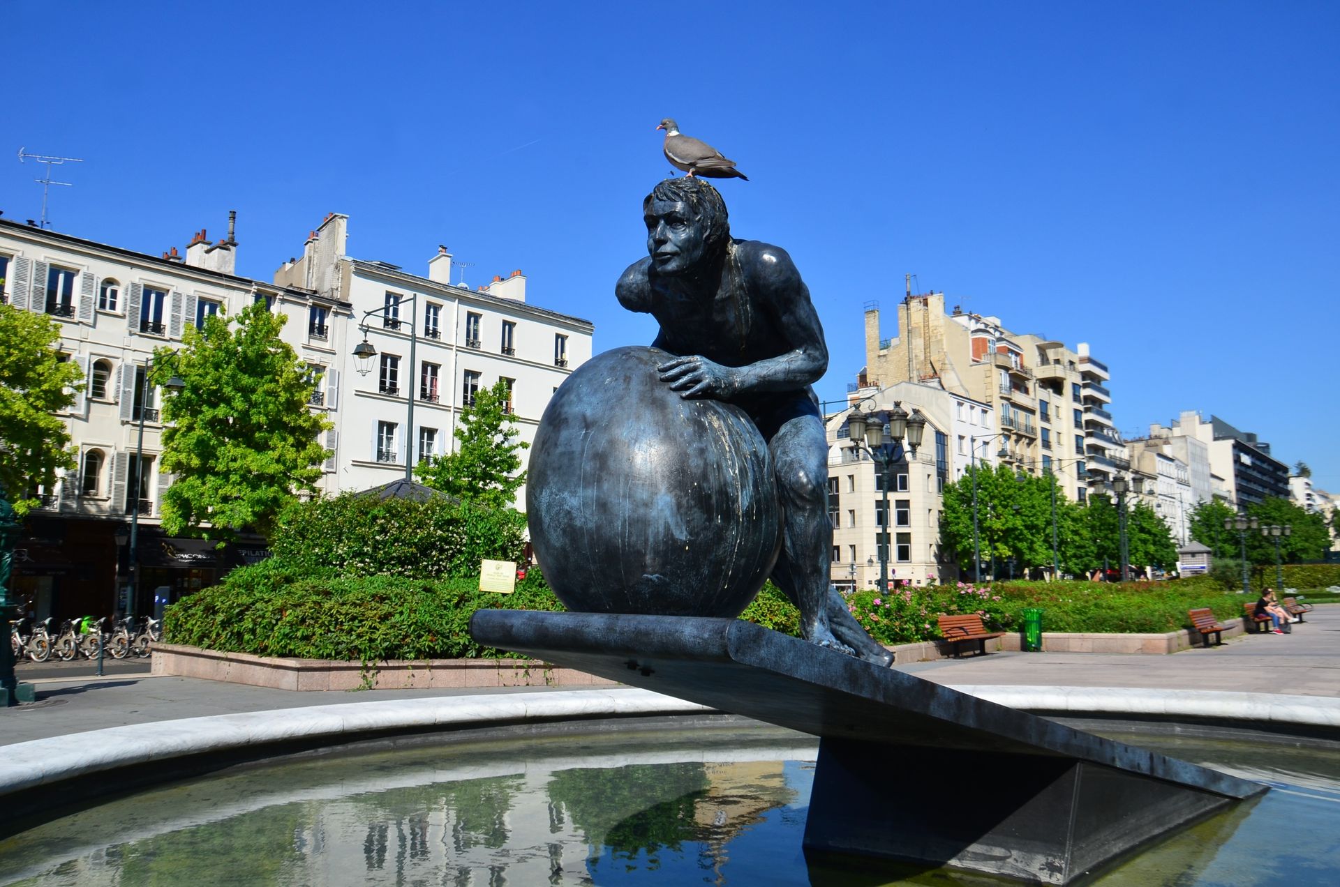 Square Saint-Jean et statue à Neuilly-sur-Seine.