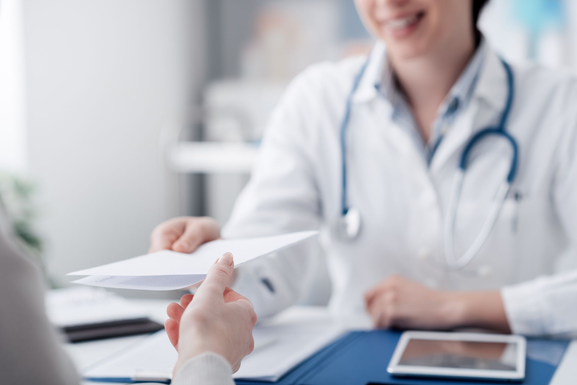 Un médecin donne un document à un patient.