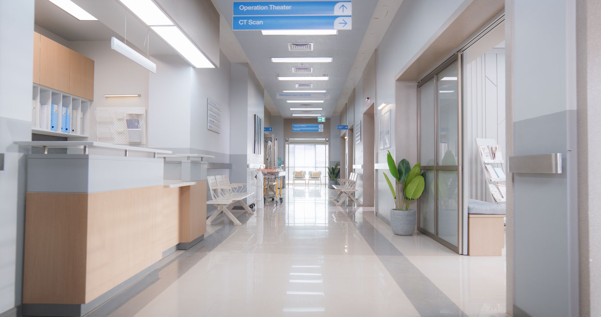 Couloir d'hôpital lumineux.
