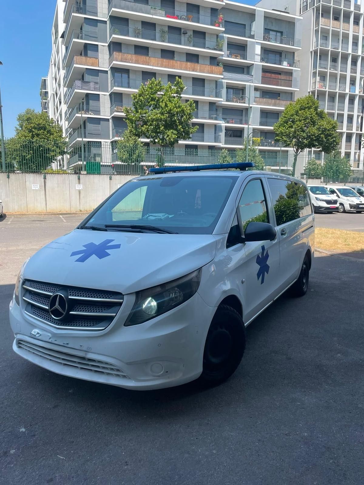 Vu de face d'un véhicule ambulance de Safety Ambulances.