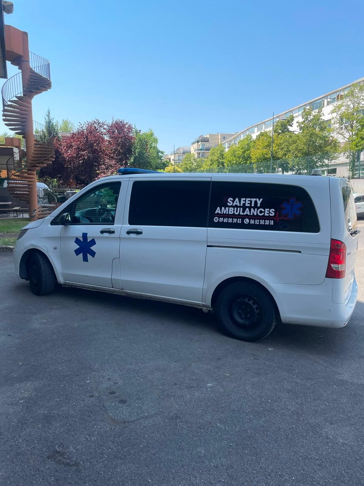 Vue de profil d'un véhicule ambulance de Safety Ambulances.