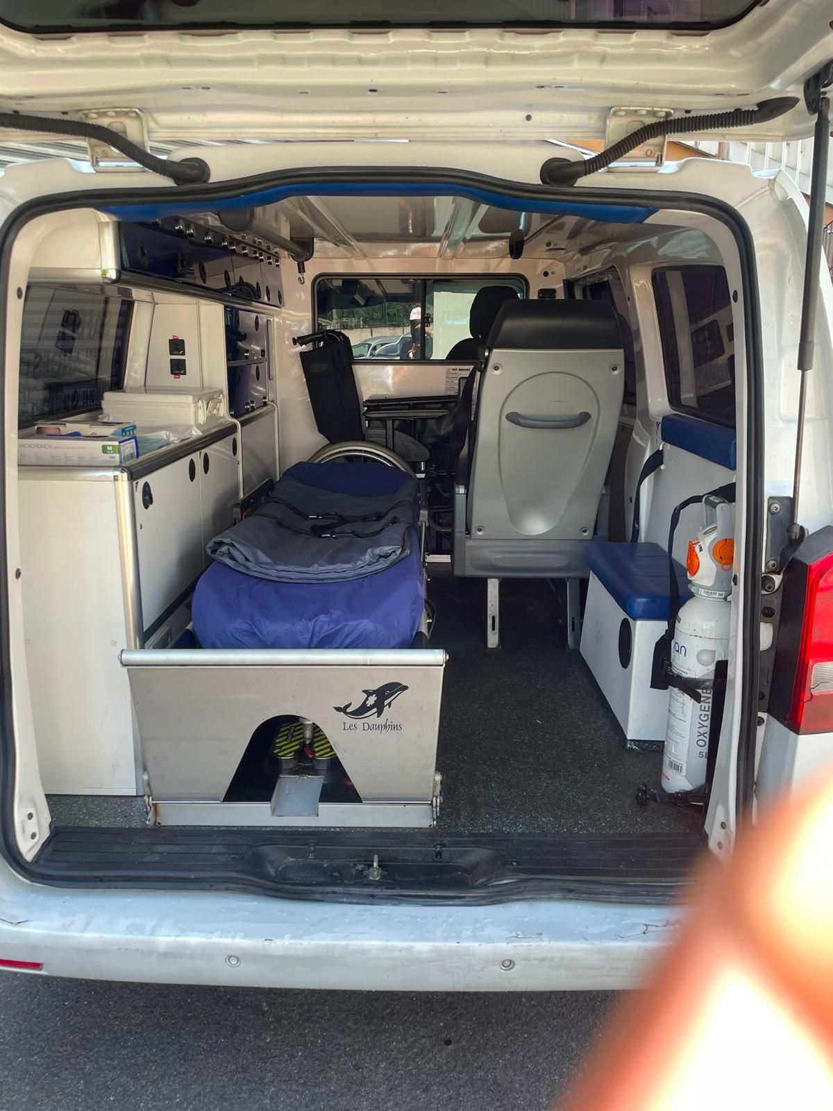 Équipements intérieurs d'un véhicule ambulance de Safety Ambulances.