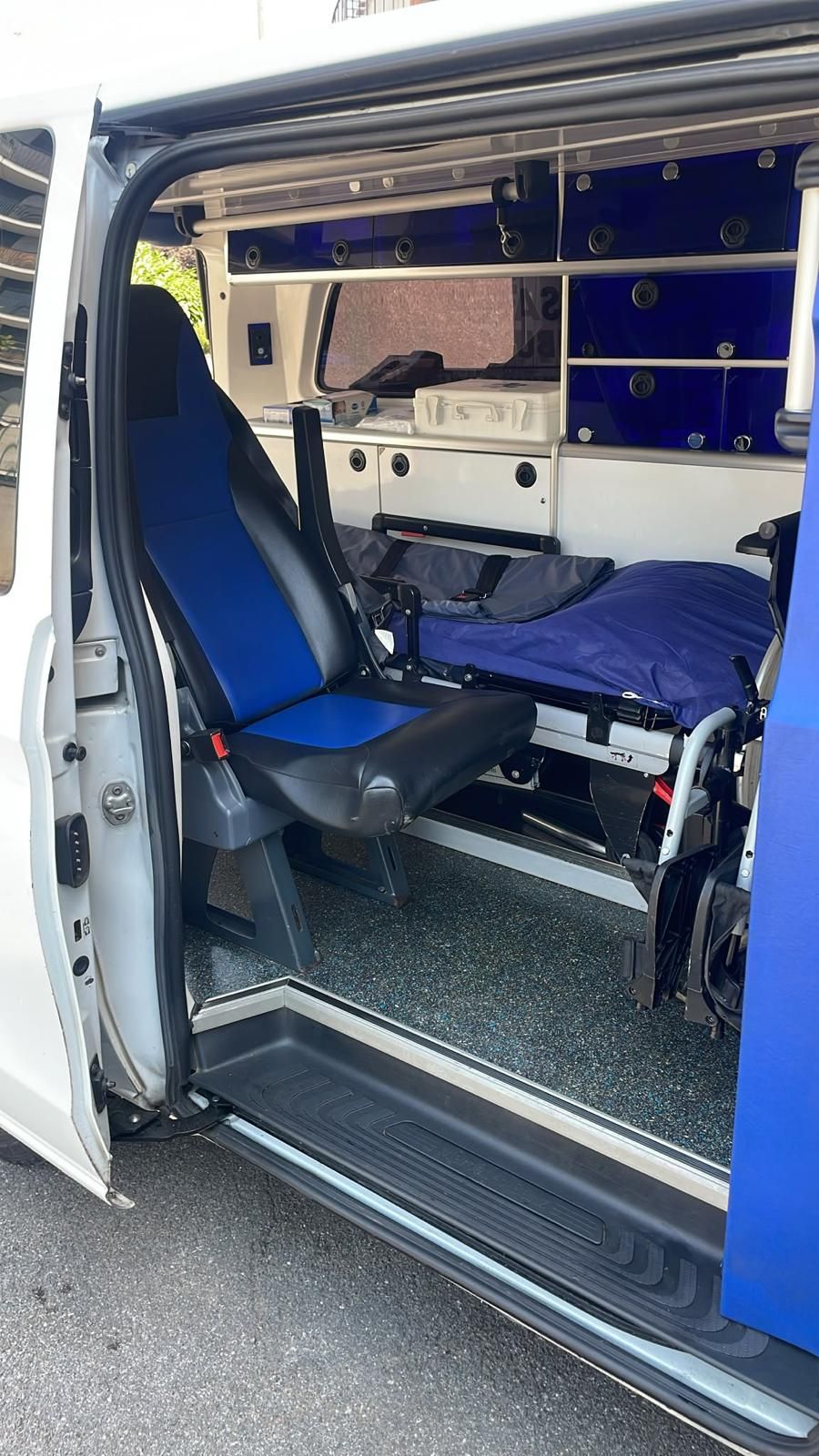 Intérieur d'un véhicule ambulance de Safety Ambulances.