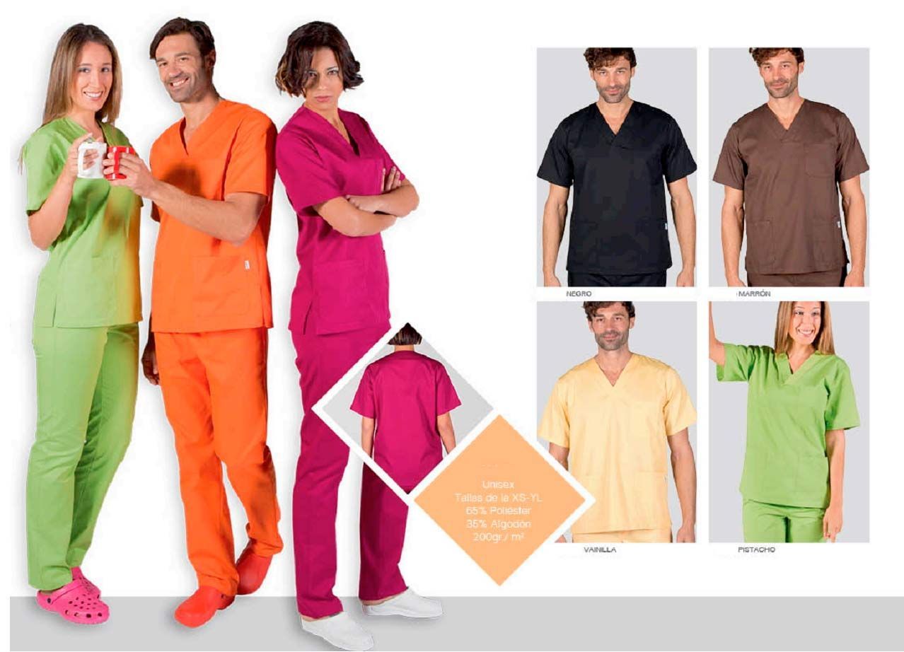 Un grupo de personas vestidas con uniformes de diferentes colores.
