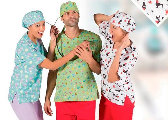 Un grupo de personas vestidas con uniformes y gorros están de pie uno al lado del otro.