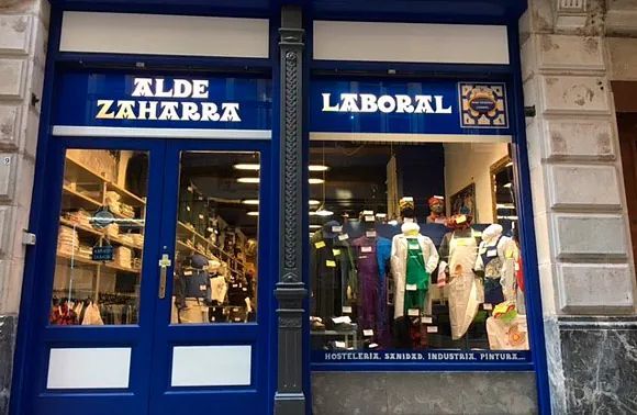 Un escaparate con un cartel que dice laboral