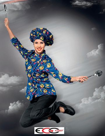 Una mujer con uniforme de chef está saltando en el aire.