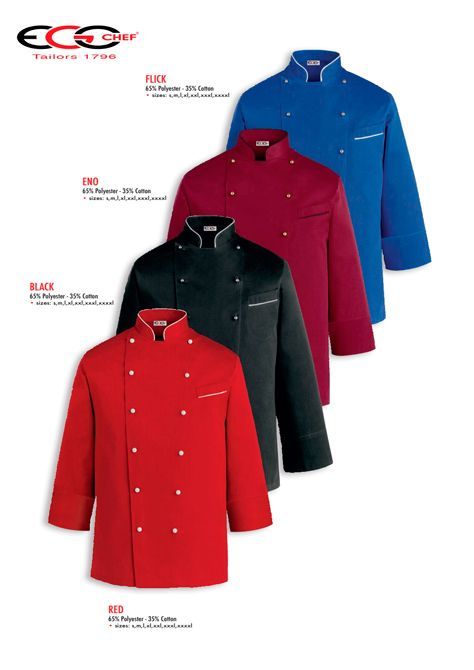 Una fila de chaquetas de chef en diferentes colores, incluidos rojo, negro y azul.