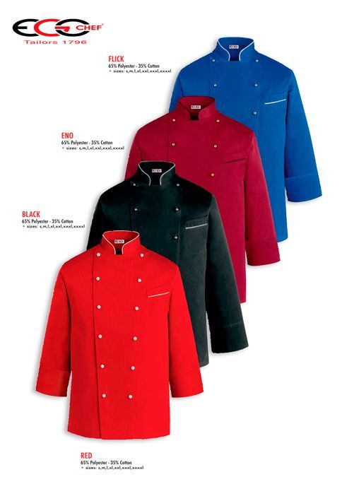 Una fila de chaquetas de chef de diferentes colores están alineadas sobre un fondo blanco.